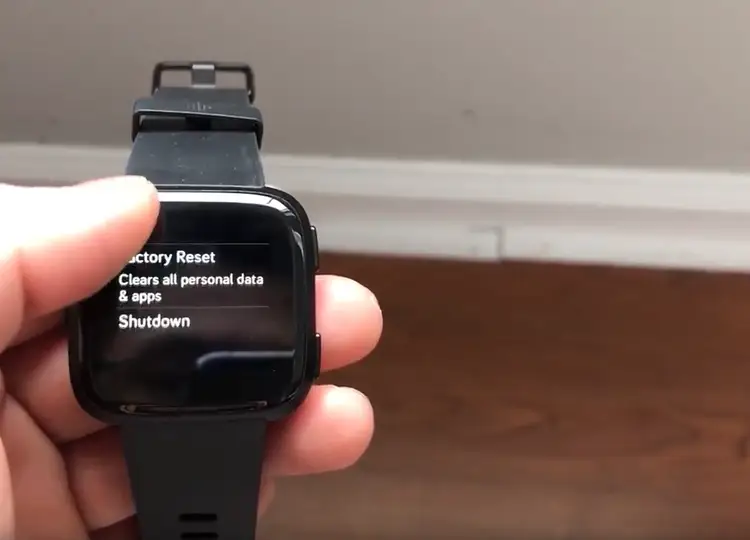 fitbit versa não liga depois de se molhar